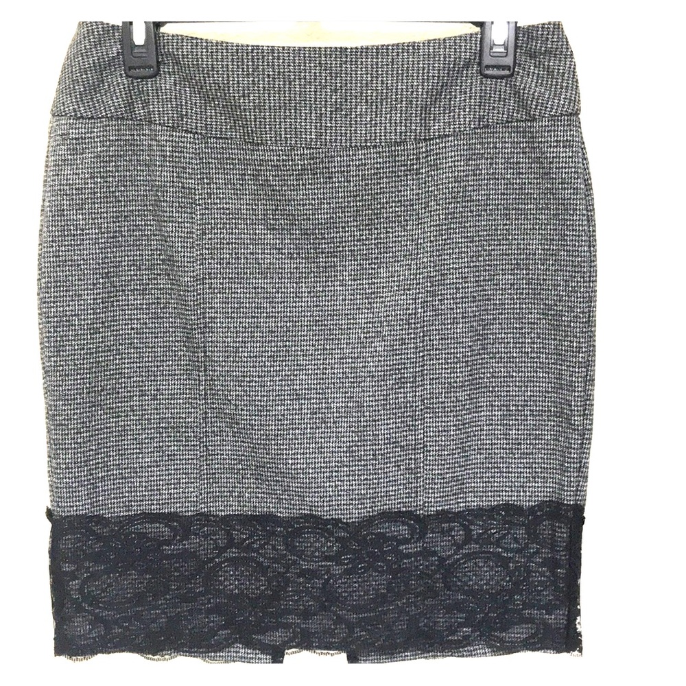 V FINAL SALE!!! Maurices elegant and sexy skirt.